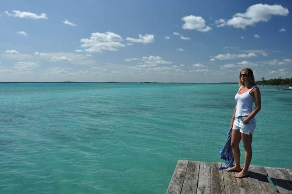 Dia de sol e visual caribenho na laguna Bacalar, no sul do Yucatán, no México